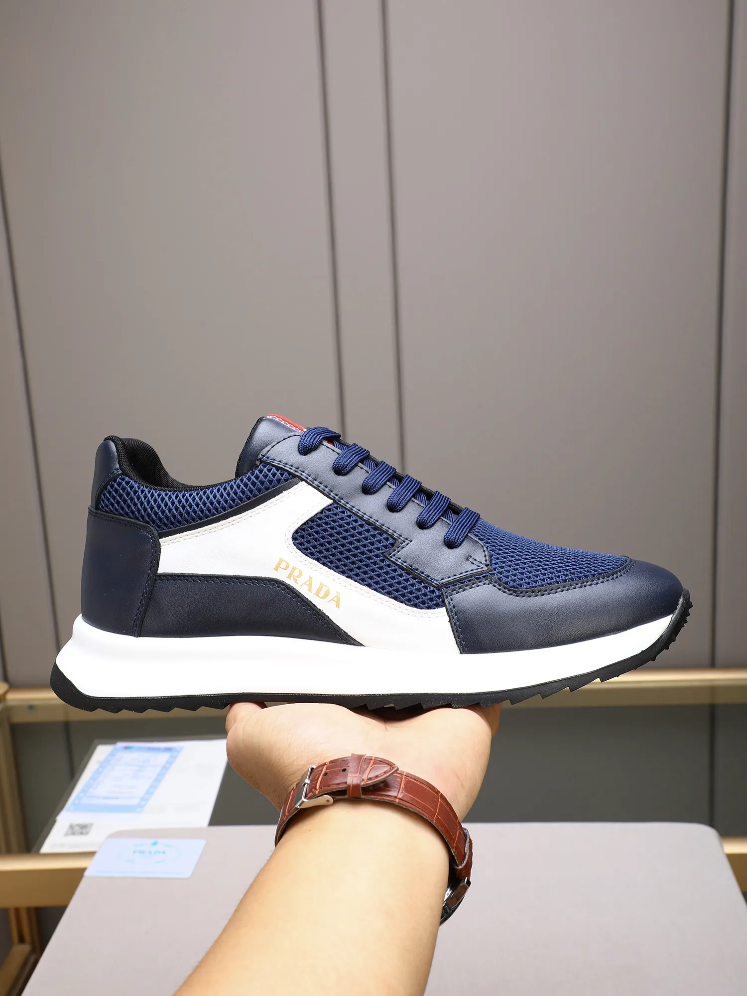 Men's shoes 💰460 Prada/Prada's new men's casual sports shoes, low-top lace-up sports shoes, fashionable and generous style, made of first-layer cowhide stitching and breathable mesh, soft, comfortable and breathable, tongue letter LOGO, finely crafted details, lightweight foam sole, fashionable and versatile! Size: 38-44 (45 customized)